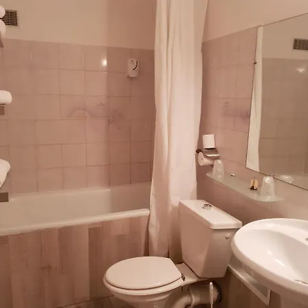 Hotel Le Cheval Blanc Saint-Maixent-l'Ecole